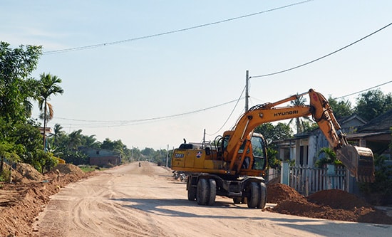 Tuyến ĐH 8 với cây cầu bắc sang sông Vĩnh Điện hoàn thành sẽ trở thành trục đường kết nối đông - tây của phường Điện Nam Trung.Ảnh: V.LỘC