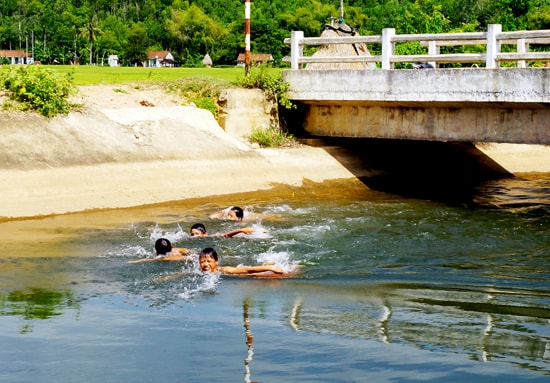 Trẻ em vùng trọng điểm lũ cần được đào tạo kỹ năng bơi lội, kỹ năng xử lý tình huống và kỹ năng cứu đuối... Ảnh: PHƯƠNG THẢO