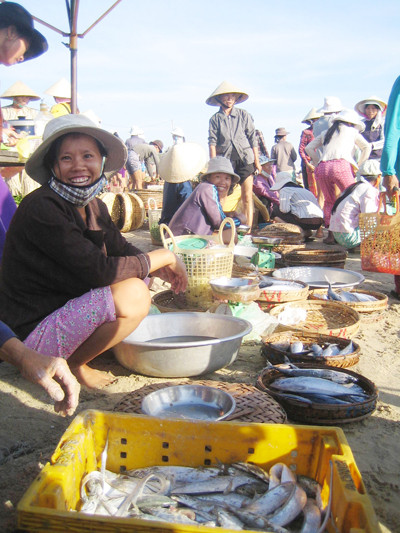 Mua đi bán lại ngay trên bãi biển.Ảnh: HÀ QUANG