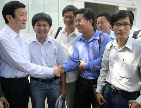Chủ tịch nước Trương Tấn Sang bắt tay nhà báo Ngô Công Quang (PV Báo Dân Trí).