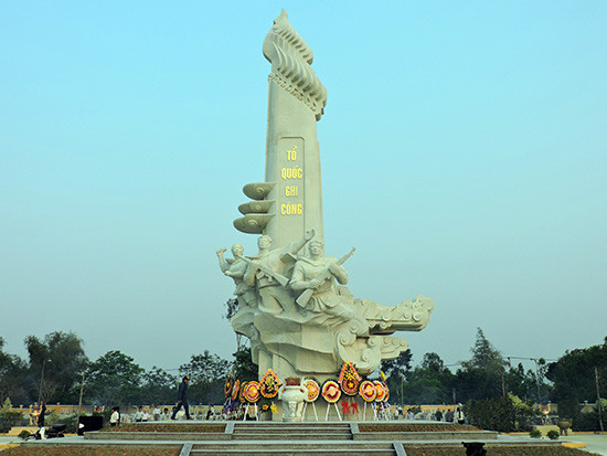 Đài tưởng niệm Nghĩa trang liệt sĩ trung tâm huyện Phú Ninh - công trình chào mừng Đại hội Đảng bộ huyện lần thứ XX. Ảnh: N.Linh