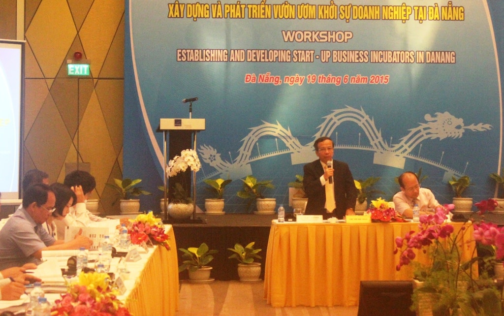 Chú thích:  Phó chủ tịch thường trực UBND thành phố Võ Duy Khương mong muốn thông qua Hội thảo sẽ nhận được nhiều ý kiến đóng góp nhằm thúc đẩy hoạt động khởi nghiệp tại Đà Nẵng.