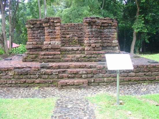 Một ngôi đền Hindu bằng đá ong tại thung lũng Bujang, bang Kedah, Malaysia, thế kỷ 11-12. 