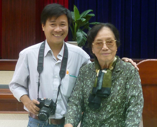 Bà Nguyễn Thị Bình - nguyên Phó Chủ tịch nước cùng tác giả.
