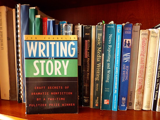 Cuốn “Writing for Story” của nhà báo Jon Franklin, người cổ vũ việc sử dụng bố cục ba phần của nhà văn Chekhov cho các bài phóng sự.