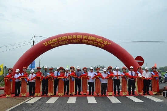 Cắt băng khánh thành công trình.