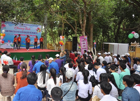 Nhiều hoạt động ý nghĩa dành cho trẻ em đã diễn ra trong chương trình “Hành trình về địa chỉ đỏ và diễn đàn quyền trẻ em”. Ảnh: V.ANH