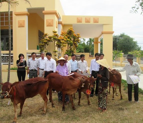 Trao bò giống cho các hộ nghèo ở xã Duy Trinh.