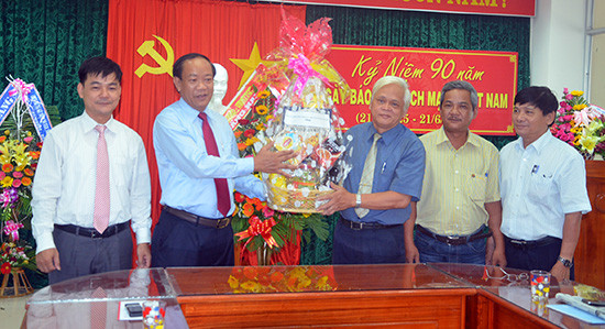 Chủ tịch UBND tỉnh Đinh Văn Thu thăm, tặng hoa chúc mừng Trung tâm truyền hình Đà Nẵng. Ảnh: Xuân Lan