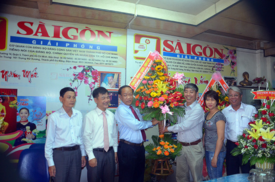 Chủ tịch UBND tỉnh Đinh Văn Thu thăm, tặng hoa chúc mừng Văn phòng đại diện Báo Sài Gòn Giải phóng tại Đà Nẵng. Ảnh: Xuân Lan