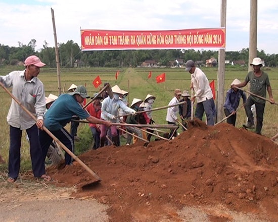 Nhân dân xã Tam Thành ra quân cứng hóa giao thông nội đồng.