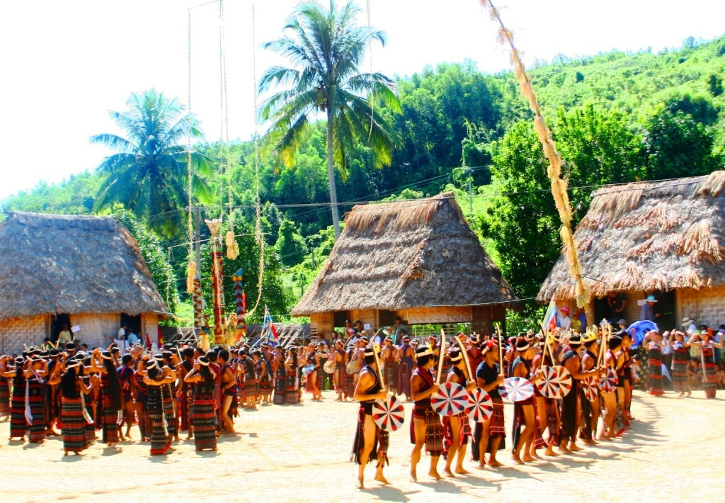Biểu diễn múa cồng chiêng tại Lễ hội Văn hóa truyền thống Cơ Tu xã Sông Kôn lần thứ 2 - 2010. Ảnh: ALĂNG NGƯỚC