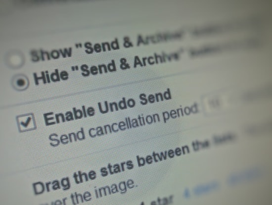 Bạn có thể kích hoạt Undo Send trong mục cài đặt của Gmail