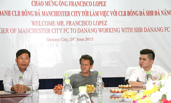 Giám đốc kinh doanh City Football Group, Francisco Lopez (giữa) trong buổi gặp gỡ báo chí sáng qua.