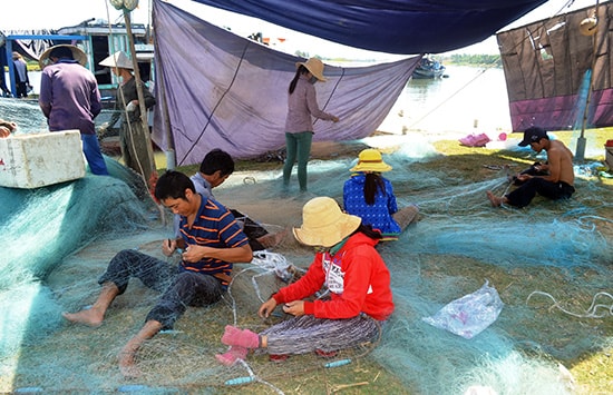 Ngư dân Trần Đậu và các “bạn” phải vá víu lại lưới cũ để vươn khơi bám biển. Ảnh: V.Q