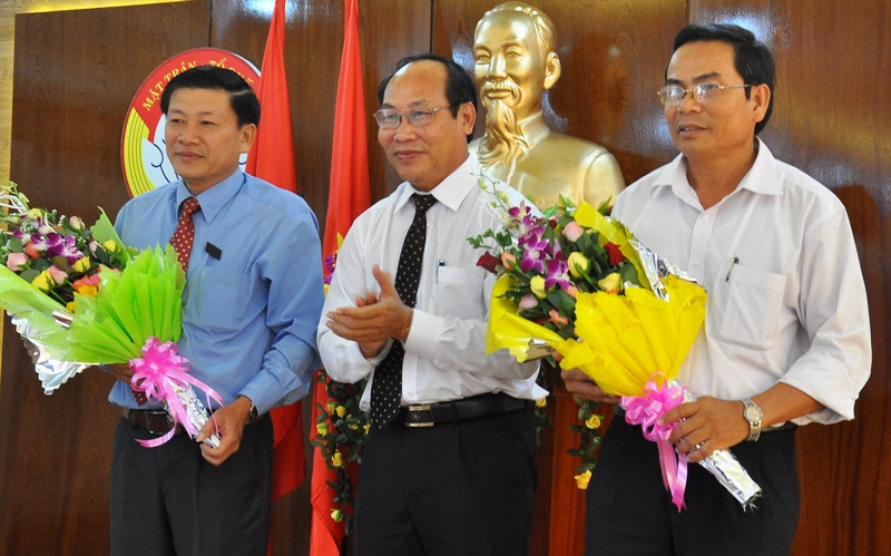 Ông Võ Xuân Ca tặng hoa chúc mừng 2 Ủy viên Ủy ban MTTQ Việt Nam tỉnh mới được bầu bổ sung. Ảnh: VINH ANH