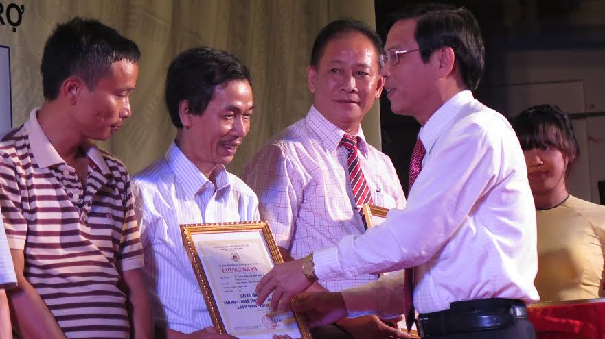 Phó Chủ tịch UBND tỉnh Nguyễn Chín trao giải A cho các tác phẩm xuất sắc của Giải thưởng Văn học Nghệ thuật Đất Quảng lần II.