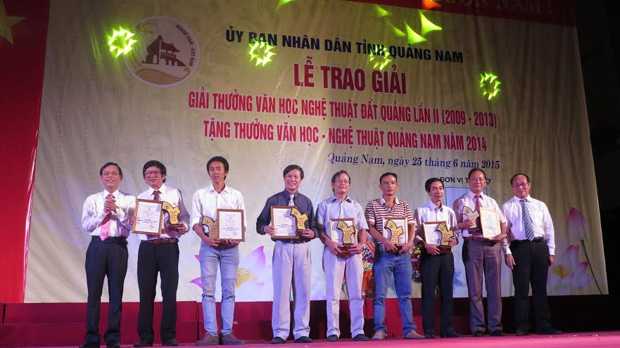 Các tác giả đạt giải A của  giải thưởng VHNT Đất Quảng lần II.
