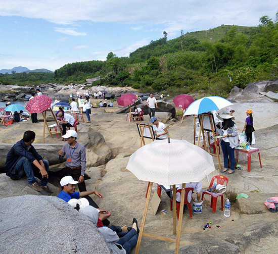 Mỗi không gian sáng tạo đều là một trải nghiệm đặc trưng để thử tài các họa sĩ nhí. Trong ảnh: Thi vẽ dưới hình thức trực họa tại hội thi mỹ thuật thiếu nhi hè 2014.