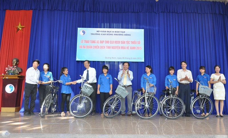Trường Cao đẳng Phương động trao tặng xe đạp cho các học sinh – sinh viên dân tộc thiểu số. Ảnh: VINH ANH