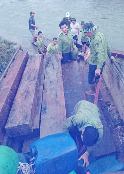 Lực lượng chức năng tuần tra tại lòng hồ thủy điện Đăk Mi 4. ẢNH NHỎ: Lực lượng chức năng tịch thu số gỗ được chở bằng ghe thuyền trên lòng hồ.