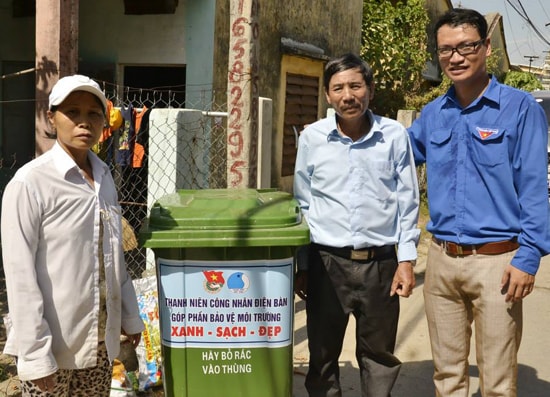 Tặng thùng rác cho đại diện các chủ nhà trọ.Ảnh: Phan Tuấn