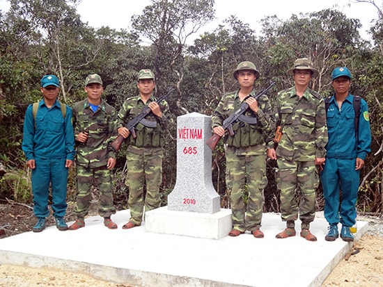 Cán bộ, chiến sĩ Đồn Biên phòng A Xan phối hợp tuần tra bảo vệ đường biên, cột mốc. Ảnh: XUÂN NGHĨA