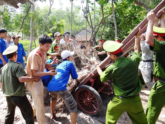 Tuổi trẻ Công an tỉnh giúp dân làm đường giao thông tại thôn 5, Tam Lộc, Phú Ninh. Ảnh: Như Ý