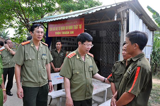 Thượng tướng Bùi Văn Nam - Thứ trưởng Bộ Công an thăm, tặng quà thành viên câu lạc bộ Tự quản ANTT thôn Thuận An, xã Tam An, Phú Ninh.