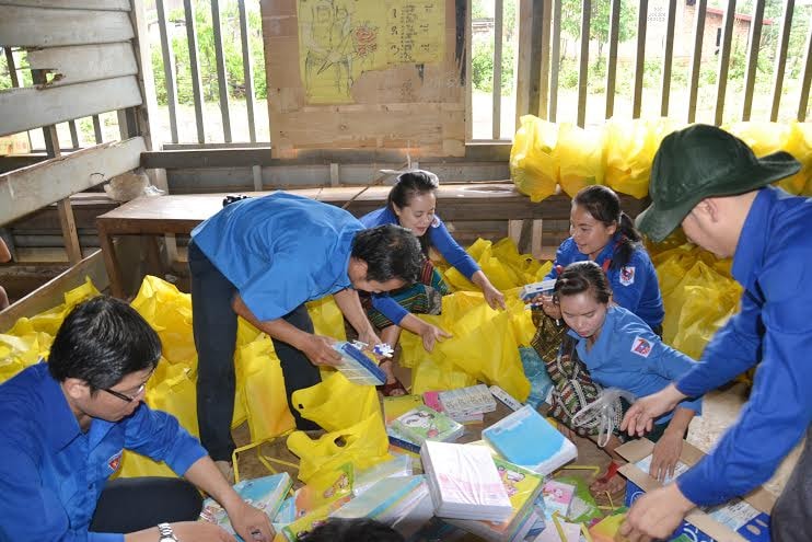 Vượt 500 cây số, ngay khi đến nơi, đoàn tình nguyện đã bắt tay vào việc phân chia quà tặng.