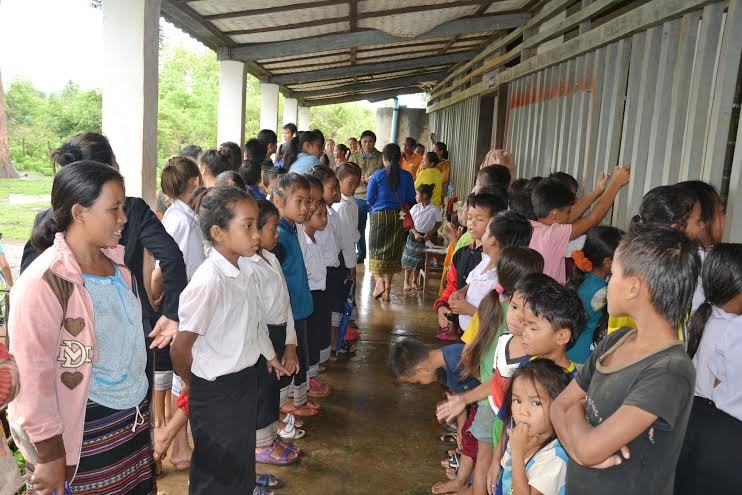 Đông đảo người dân và học sinh bản Keng Luong chờ đón từ rất sớm.