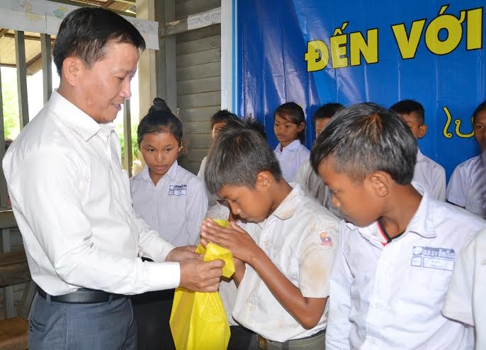 Đồng chí Thái Bình - Bí thư Tỉnh đoàn tặng quà cho học sinh bản Keng Luong