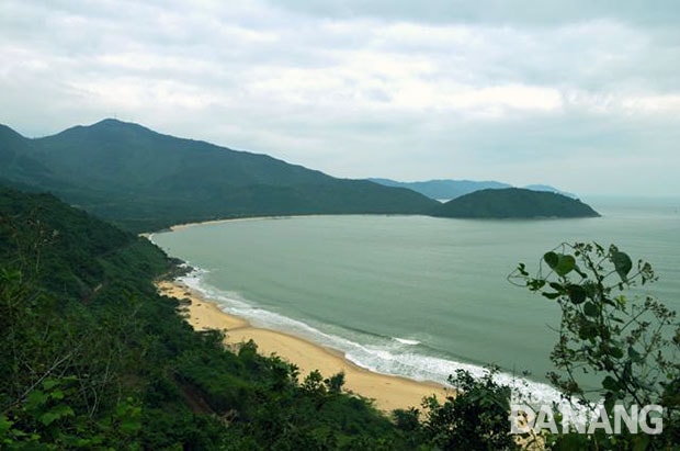 Con đường sắt nối liền Nam-Bắc, một bên dựa vào lưng chừng núi, một phía nhìn ra biển.