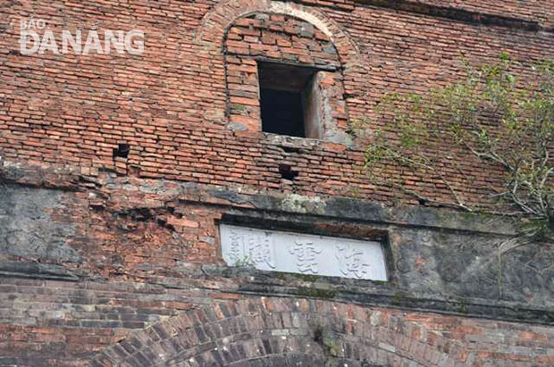 Ba chữ Hải Vân Quan được khắc trên cửa ải Hải Vân.