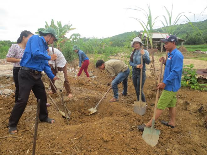 Đoàn viên thanh niên xã Quế Thọ góp ngày công xây dựng nhà cho em Nhật.