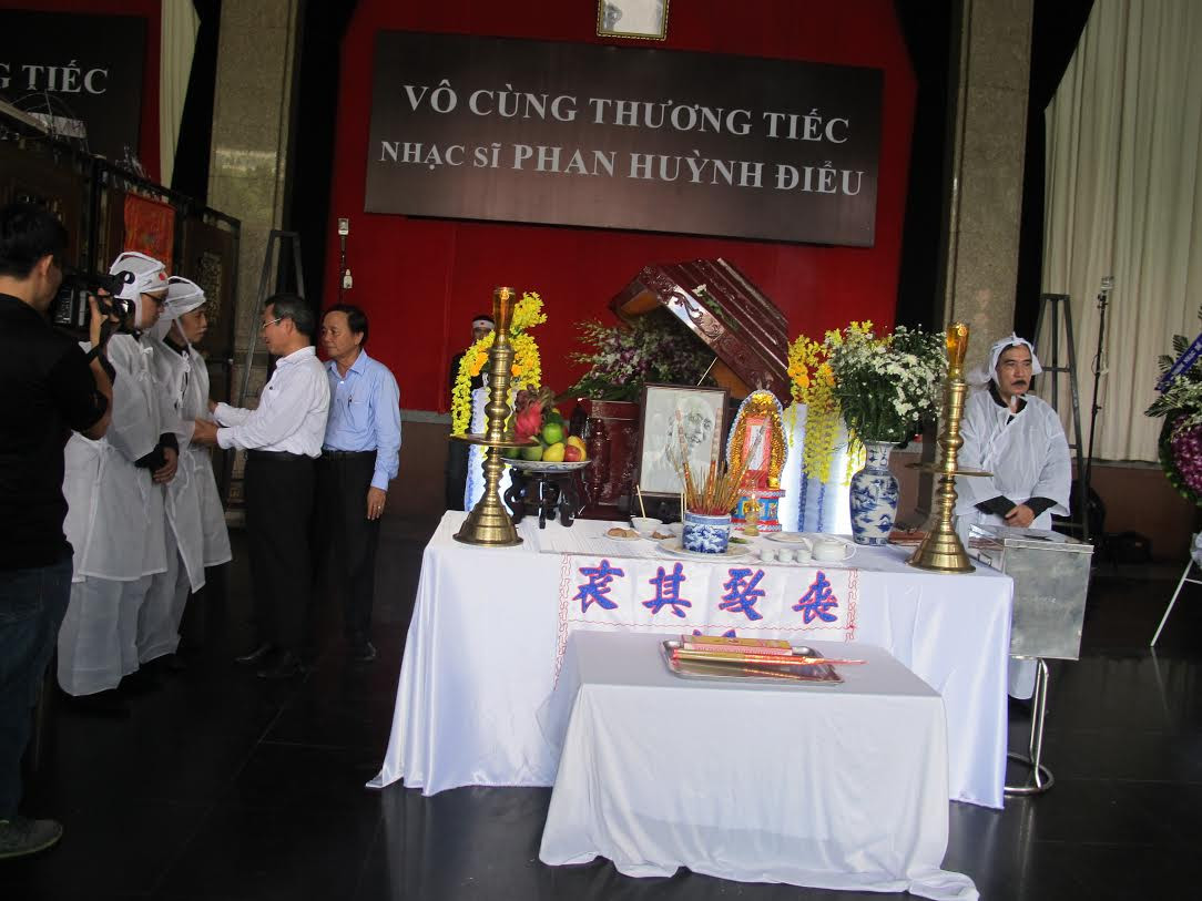 Linh cữu Nhạc sĩ Phan Huỳnh ĐIểu được quàn tại Nhà Tang lễ Bộ Quốc phòng.
