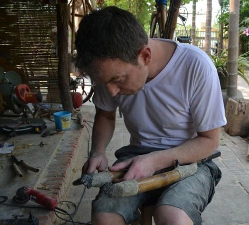 He helps Tan’s workshop in selling bamboo bicycles in his hometown.