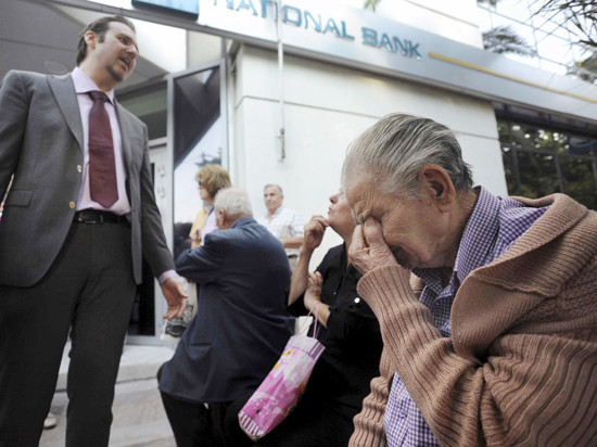 Những người về hưu tại Hy Lạp chịu tác động rất lớn từ chính sách “thắt lưng buộc bụng” của các chủ nợ. (Ảnh: businessinsider)