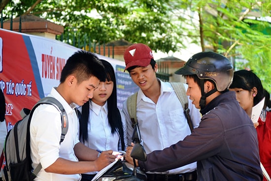 Các tình nguyện viên hướng dẫn TS tham gia kỳ thi. Ảnh: Q.H