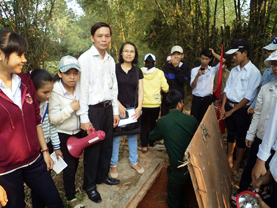 Tổ chức đoàn tham quan di tích địa đạo Phú An - Phú Xuân khi công trình hoàn thành năm 2013.