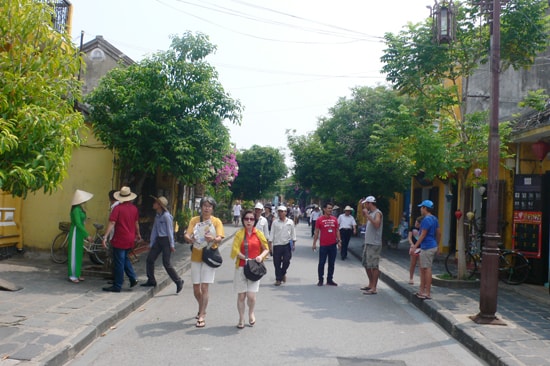 Cần đảm bảo môi trường du lịch an toàn, thân thiện cho du khách đến Hội An. Ảnh: QUỐC HẢI