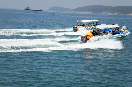 Cano cao tốc đưa khách từ cảng Cửa Đại đi Cù Lao Chàm. Ảnh: VĂN TRUNG