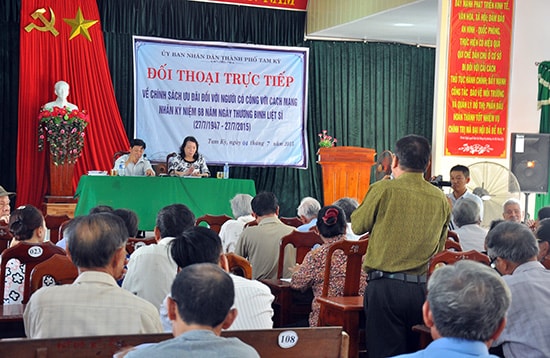 Người có công TP.Tam Kỳ nêu những vướng mắc về thực hiện chính sách tại buổi đối thoại. Ảnh: VINH ANH