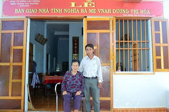  Bà mẹ Việt Nam anh hùng Dương Thị Hòa bên ngôi nhà tình nghĩa. Ảnh: QUANG VIỆT
