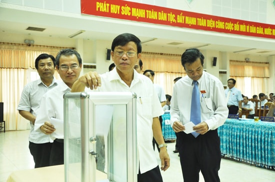 Các đại biểu bỏ phiếu bầu ông Lê Trí Thanh giữ chức danh Phó Chủ tịch UBND tỉnh nhiệm kỳ 2011 - 2016.