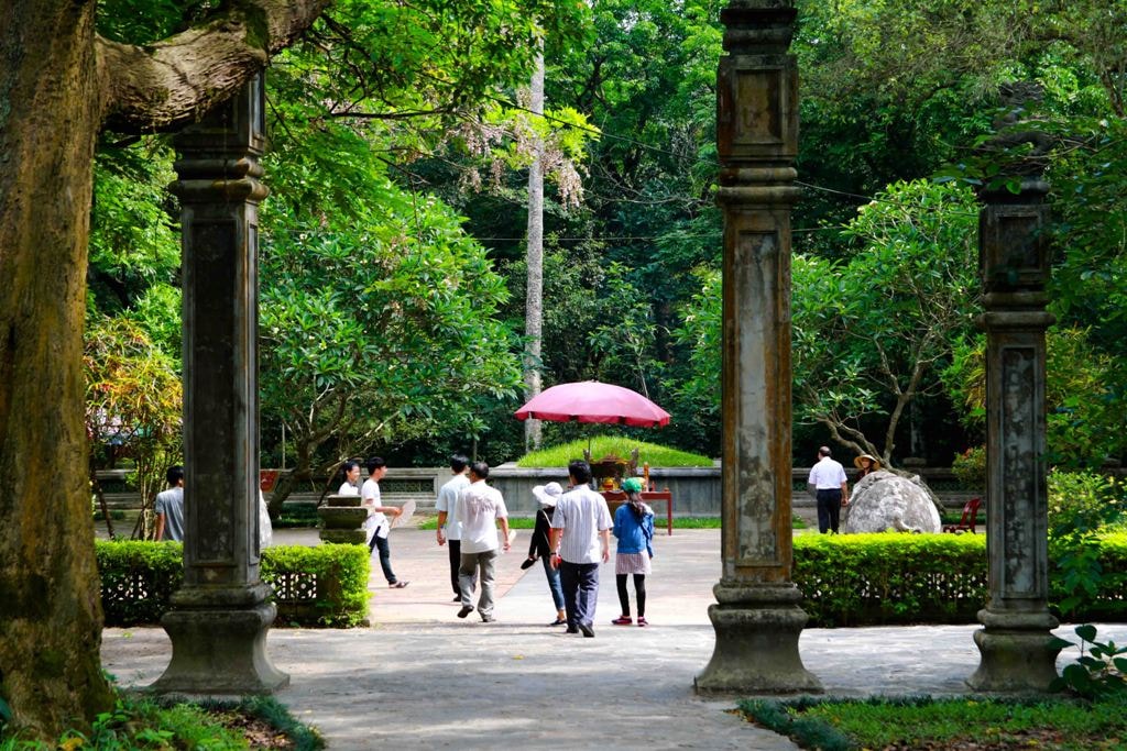 Lăng vua Lê Thái Tổ (Lê Lợi) được xây dựng trên một dải đất bằng phẳng, cách quần thể chính điện chừng 50m. Vĩnh Lăng được chọn đặt trên một thế đất rất đẹp, phía trước có minh đường rộng rãi và tiền án là núi Chúa, phía sau có gối tựa là núi Dầu, hai bên tả, hữu có hai dãy núi tạo thế hổ phục long chầu.