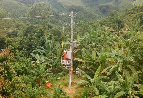 Cán bộ điện lực đóng điện cho thôn Đăk Ngol, xã La Êê (Nam Giang). Ảnh: H.P