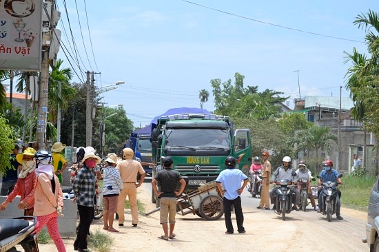 Người dân chặn xe chở đất không cho lưu thông.