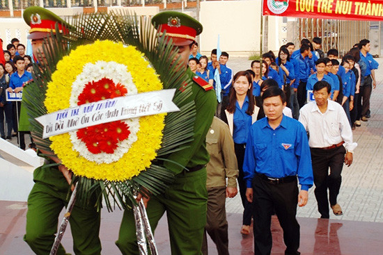 Tuổi trẻ Núi Thành viếng hương Đền tưởng niệm các anh hùng liệt sĩ huyện. Ảnh: Đ.ĐẠO