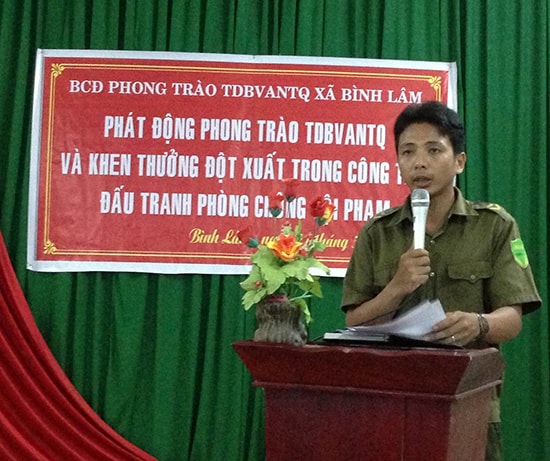 Phó Trưởng Công an xã Bình Lâm - Ngô Ngọc Khánh chia sẻ kinh nghiệm trong phong trào “Toàn dân bảo vệ an ninh Tổ quốc” và hoạt động phòng chống tội phạm ở địa phương.  Ảnh: Phương Nam